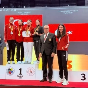 Miray Nur Toklu Balkan 3.’sü Miray Nur Toklu Balkan Karate Şampiyonası’nda üçüncülük kürsüsünde